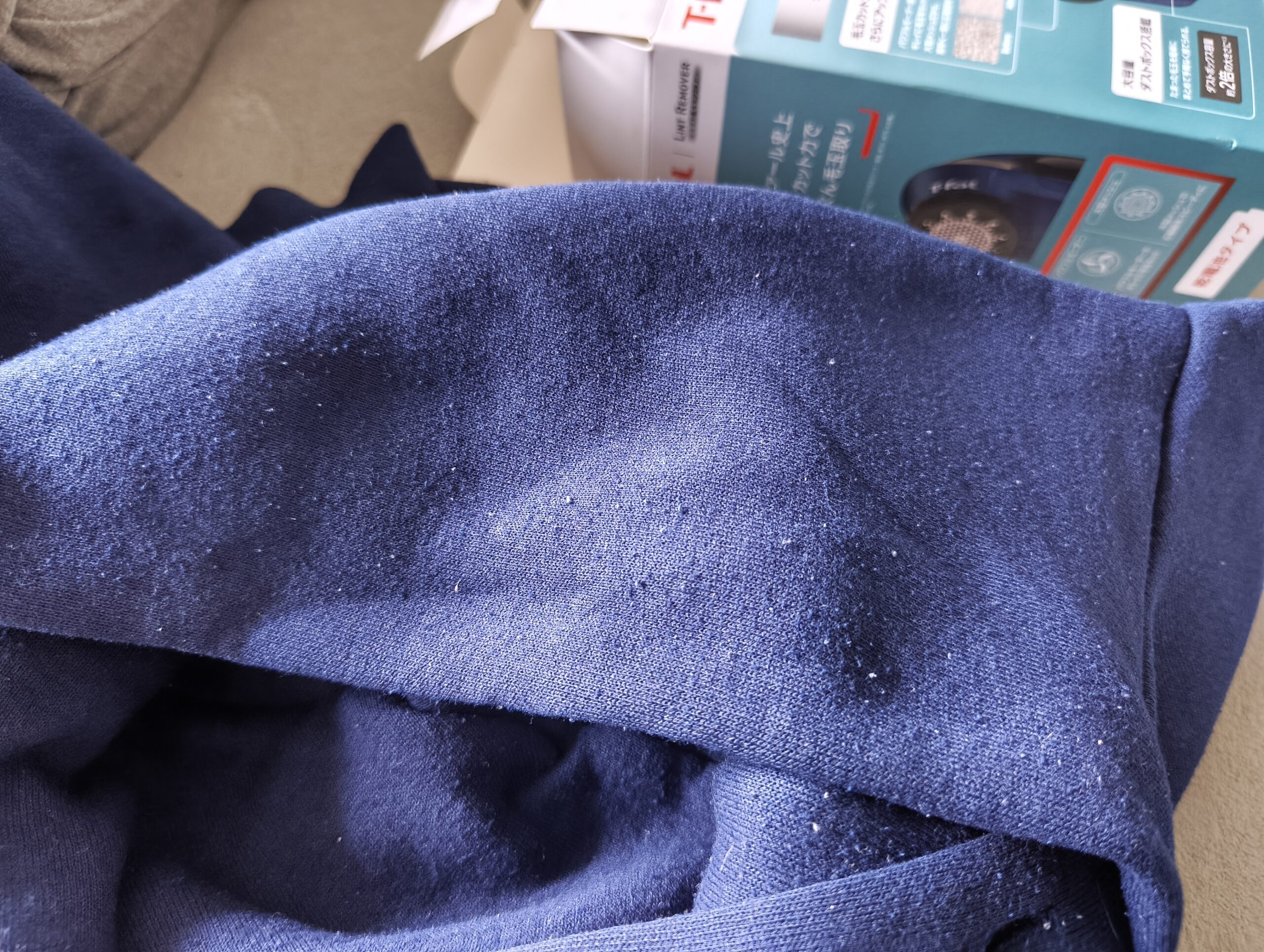 フードの毛玉を取る